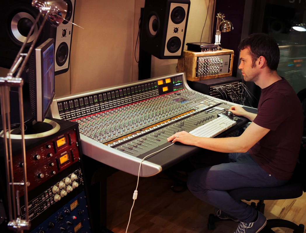 Iain Hutchison at Glo Worm Studios, Sep 2015