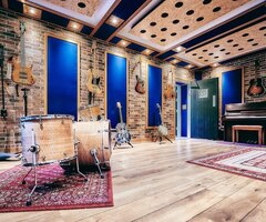 Hive Rooms Studios - Video tour with Phil Bashford